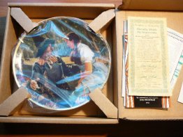Dorothy meets Scarecrow collectible plate with 24K gold by Hamilton collection with certificate of authenticity in original box. store in the box from 1980s. - $50.0000