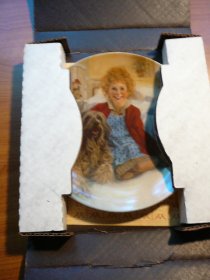 Annie collectible plate by Knowles CO with certificate of authenticity in original box. store in the box from 1980s. - $20.0000