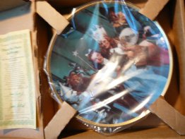 Wizard of Oz collectible plate with 24K gold by Hamilton collection with certificate of authenticity in original box. store in the box from 1980s. - $50.0000