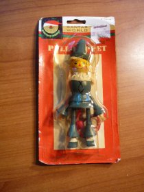 Set of 1 wizard of Oz Christmas ornament ( scarecrow ). Sold 4/6/2010 - $3.0000