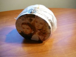 Wizard of Oz limited edition collectors tin conatins 3oz of chocolade chip cookies. 1999 - $15.0000
