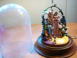 Wizard Of Oz  The Franklin Mint musical sculpture 6 1/2 inches high. Hand painted porcelain scene. ( c.1991) - $120.0000