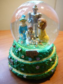 Wizard Of Oz - musical sculpture 7 inches high water globe. Sold 4/20/2012 - $50.0000