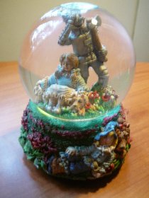 Wizard Of Oz - musical sculpture 7 inches high water globe. - $50.0000