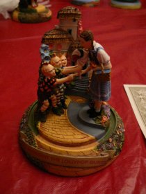 Wizard Of Oz  The Franklin Mint musical sculpture 5 inches high.  Munchkins with Dorothy. Hand painted porcelain scene. ( c.1997) - $75.0000